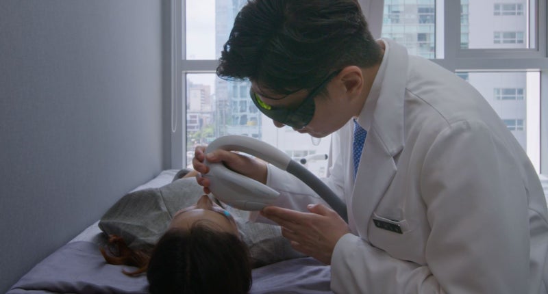 인공눈물을 넣어도 계속 뻑뻑하다면 — 눈물이 아니라 ‘기름’이 부족한 것일 수 있습니다